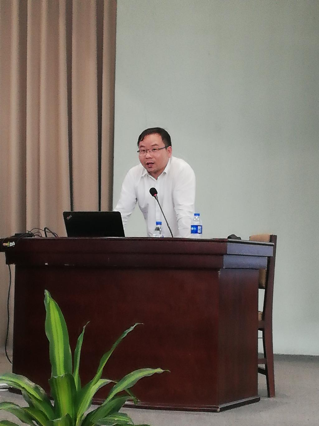 方斌博士作报告 方斌博士作报告